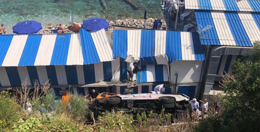 巴士坠崖致22人死亡