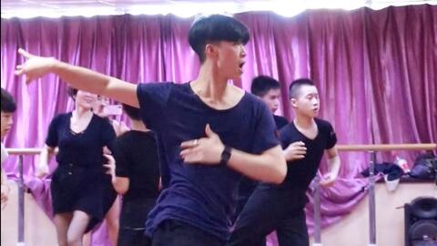 孙俪女儿拉丁舞夺冠后被男老师亲脸