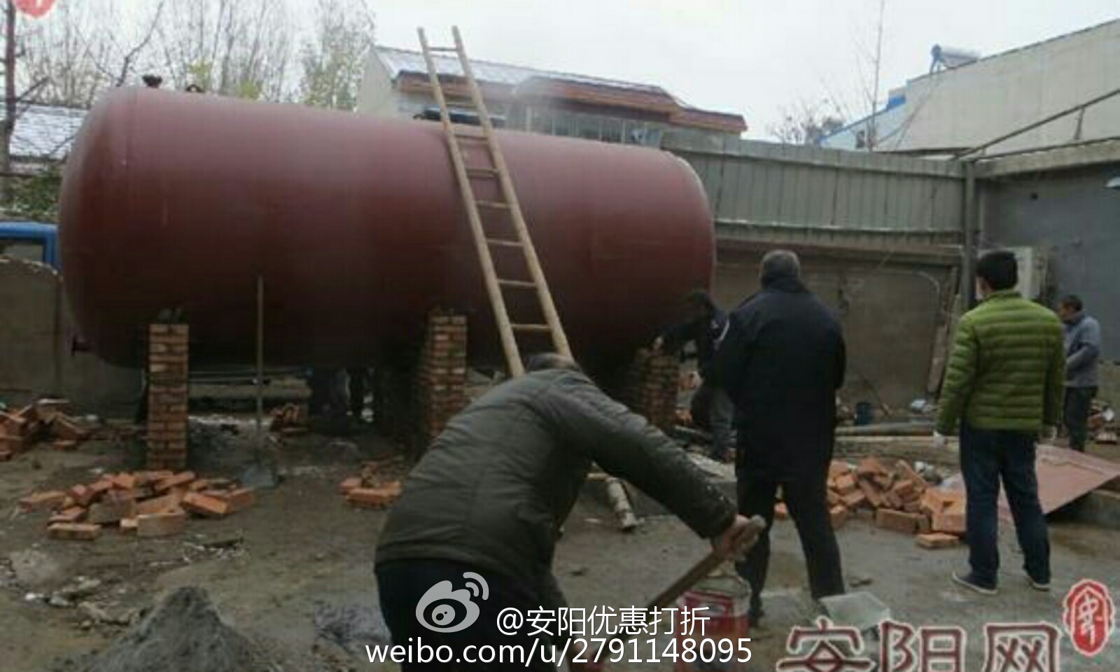 男子家中加压水塔突然爆炸