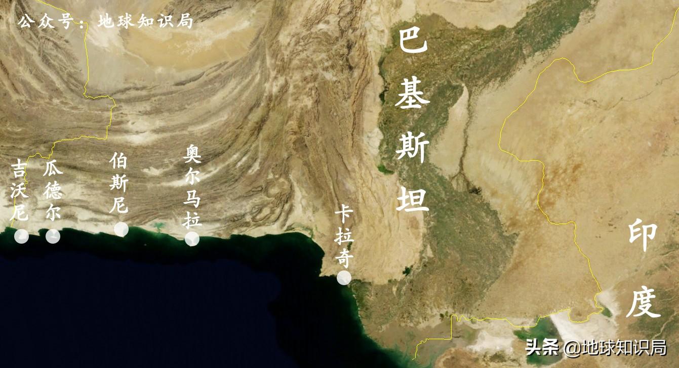 印度民众打砸一家叫卡拉奇的面包店