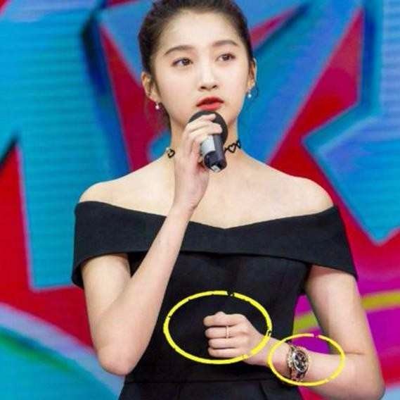 关晓彤现身秀出无名指戒指