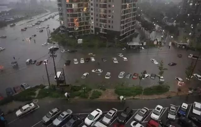 桥下躲冰雹致堵车