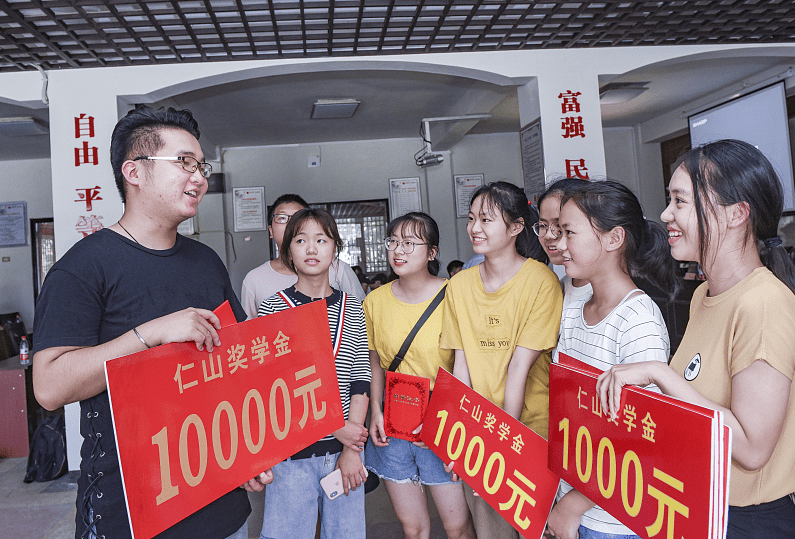 为救同学缺考小伙获1万奖金
