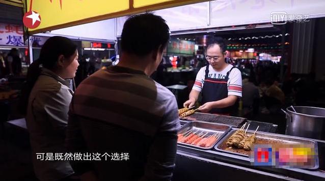 央视冠军歌手回老家摆摊照顾父亲