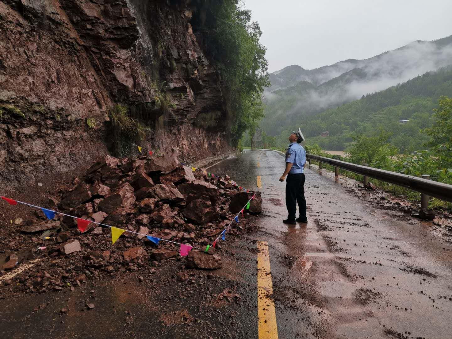私家车被山体落石砸中 司机当场遇难