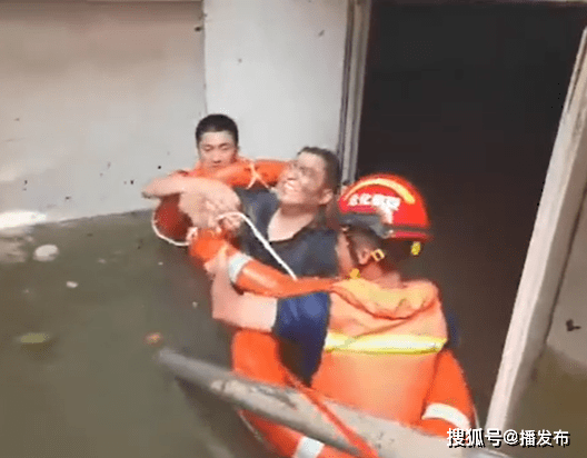 山东救人小伙收到补考通知激动哽咽：英雄的泪水背后藏着什么故事？