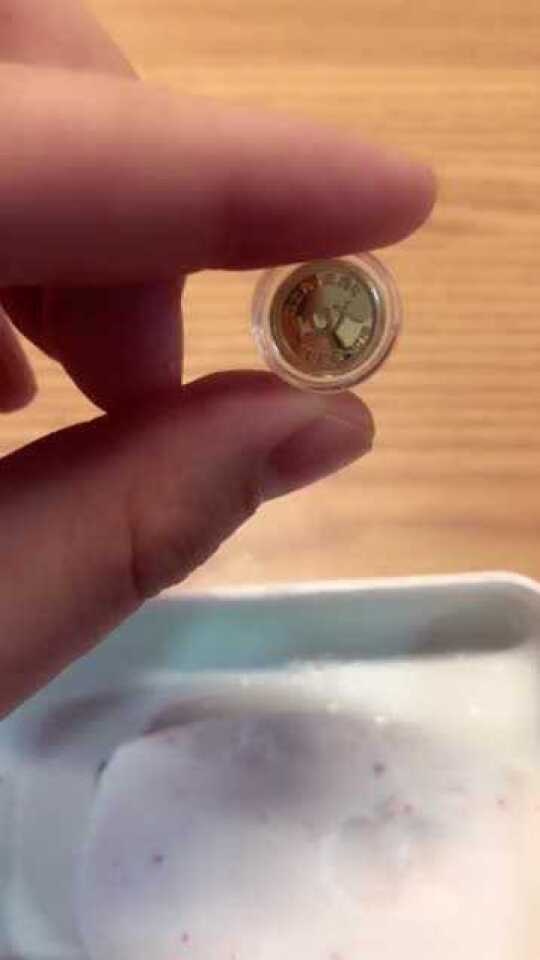 女子称用香皂洗澡洗出一枚金币