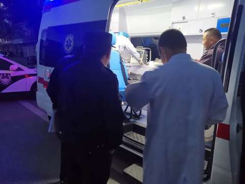 医院回应120医护疑用手铐控制病人