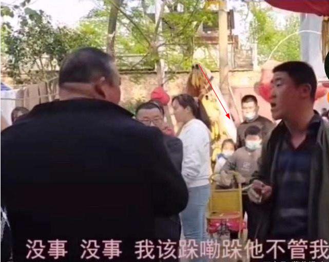 女子称遭快递员多次辱骂踹门跟踪