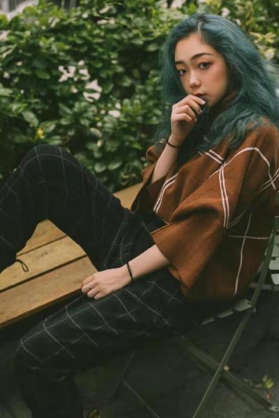 希林娜依高话筒磕到了嘴