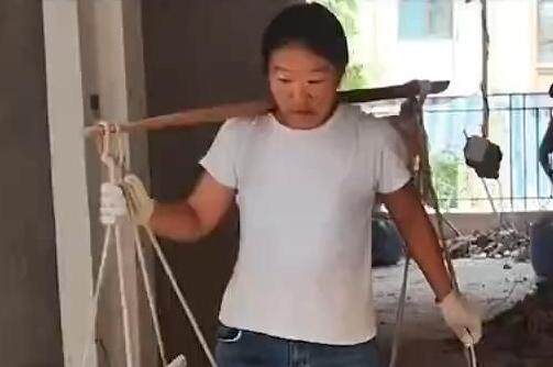 扛楼女工还债50多万