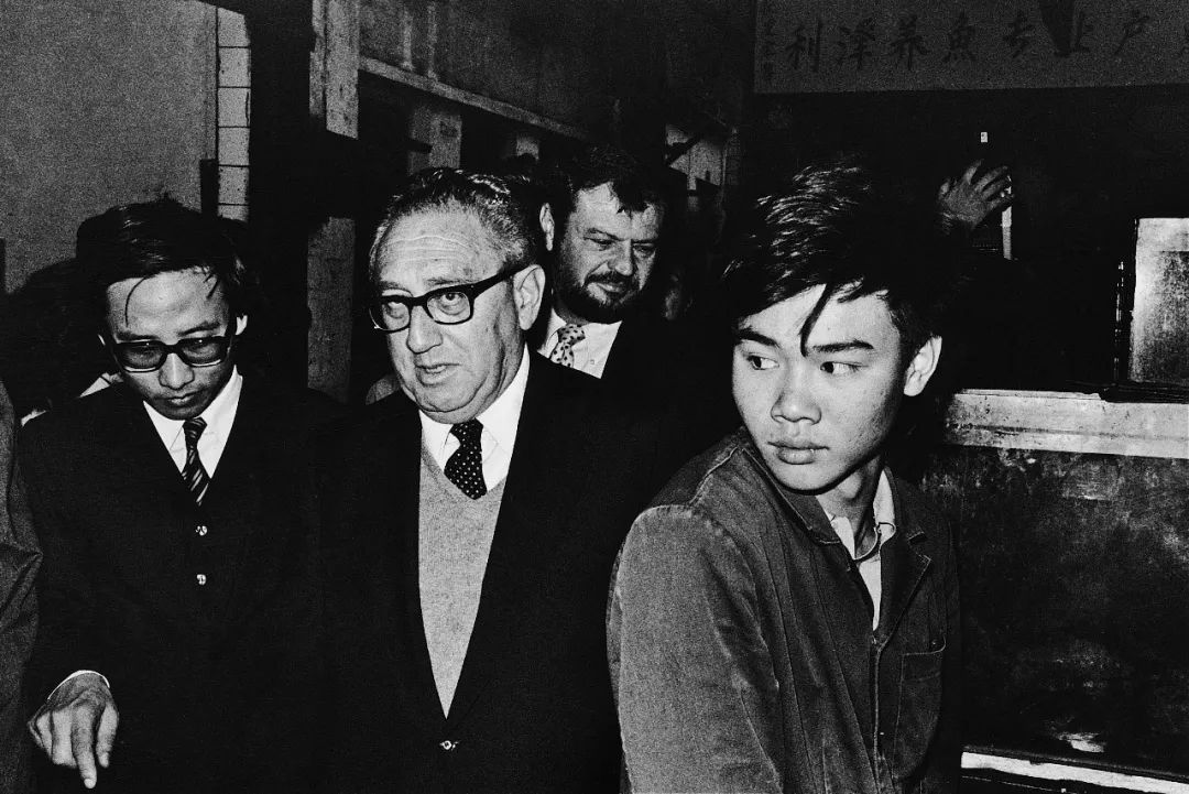 阿尔巴尼亚总理单膝跪地迎接意总理：外交礼仪的深情表达还是政治信号？