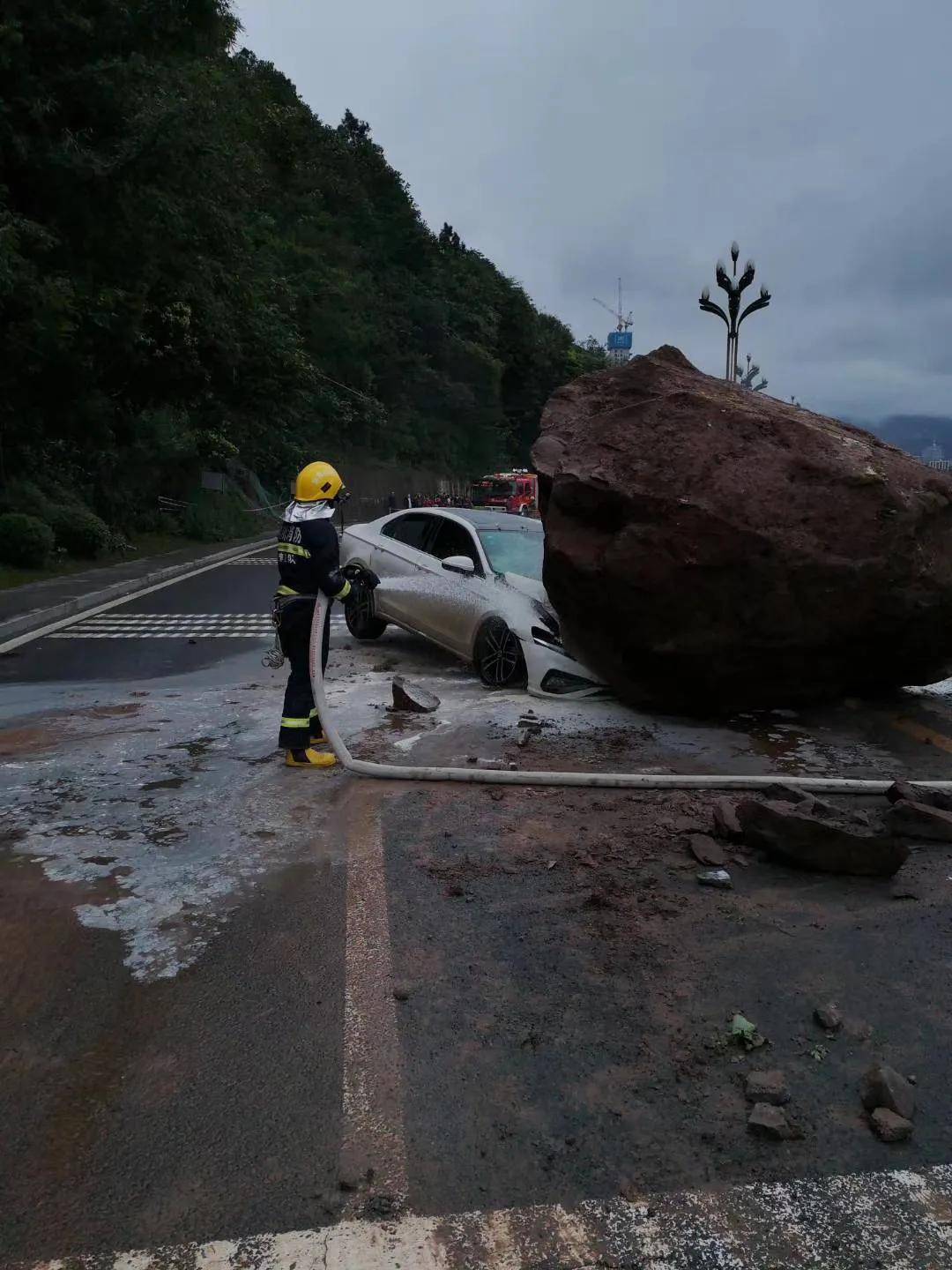 男子驾车被山石砸中身亡