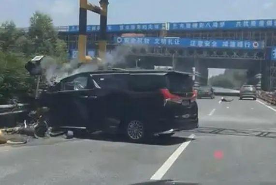 小米SU7发生车祸致人伤亡 交警回应