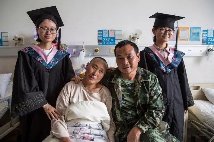全班去医院陪患病同学拍毕业照