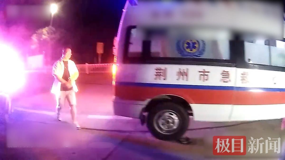 被戴手铐送上急救车