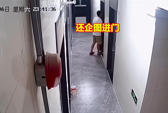 女生使劲推门结果把整个门推掉了