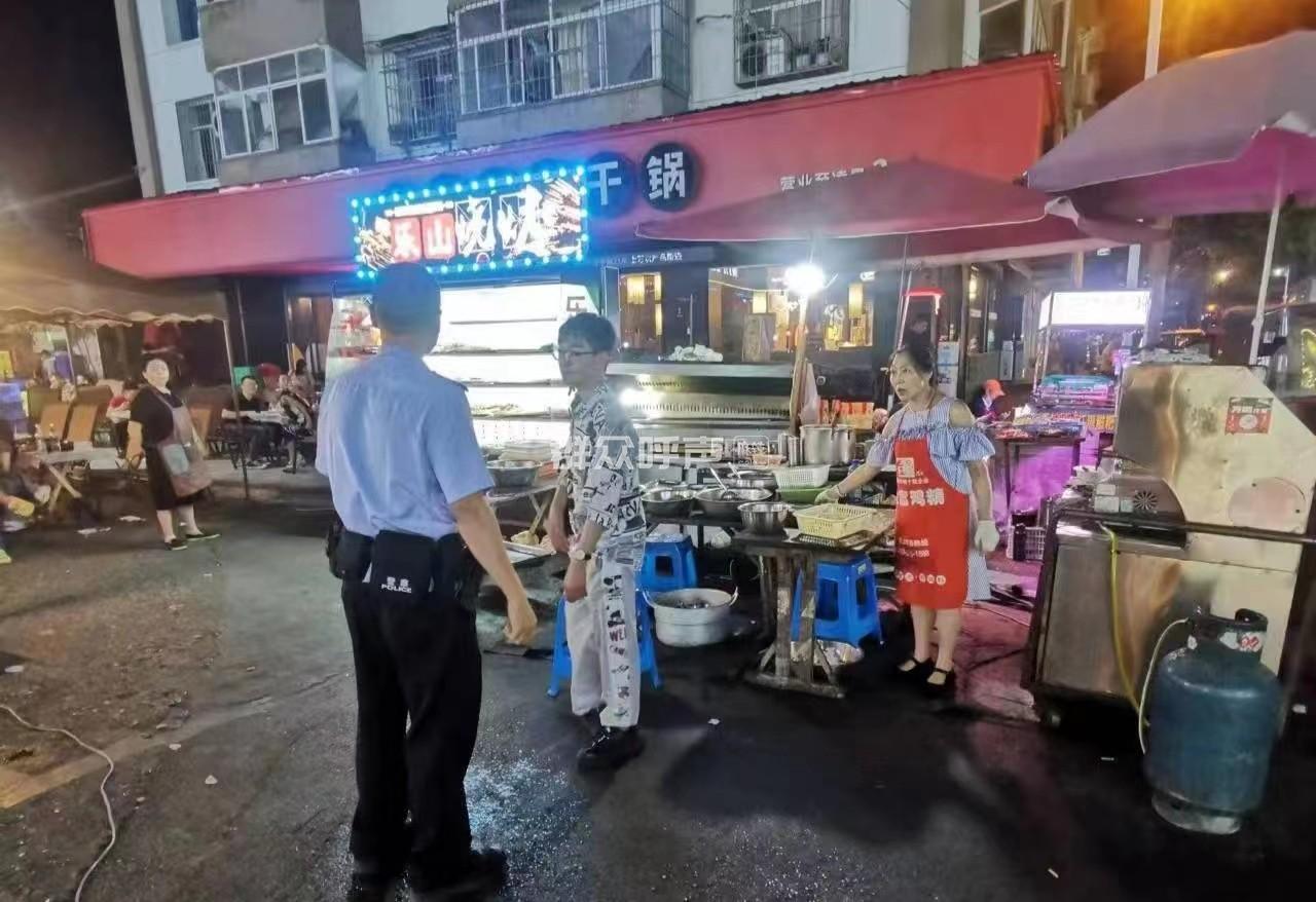 夜宵摊扰民 业主投诉无果放哀乐