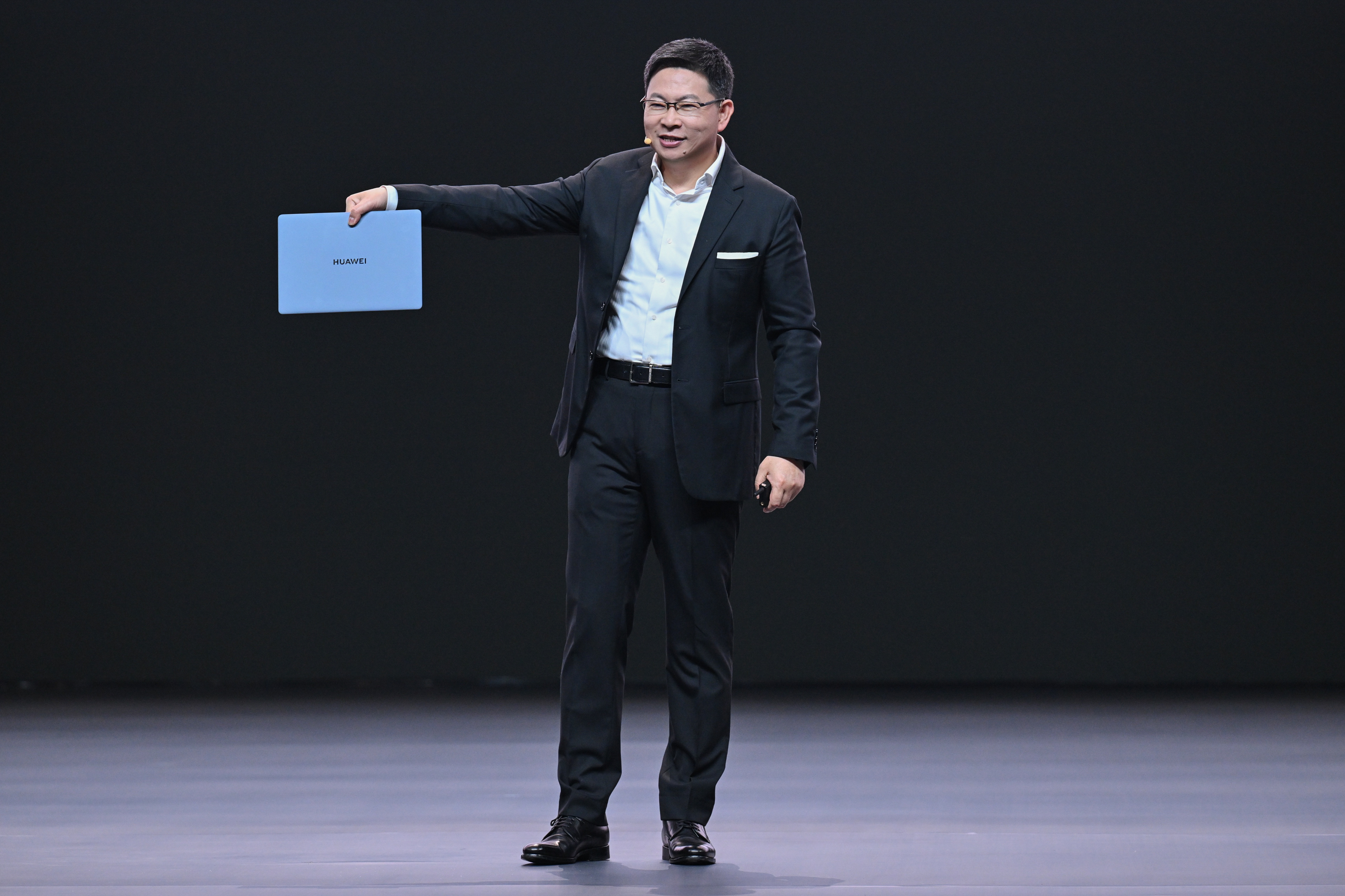 余承东演示折叠电脑展开合上效果