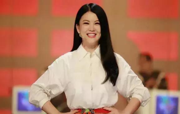 女子在卫生巾里藏2003粒钻石
