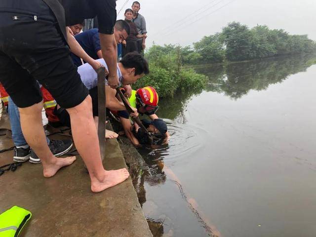 老人摘枇杷落水身亡
