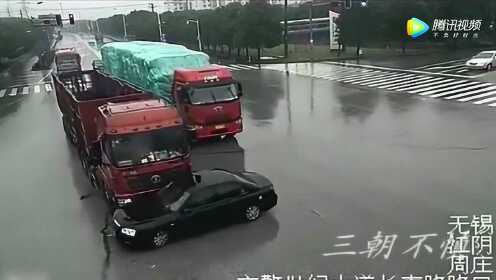 三辆车同时闯红灯停在马路中间