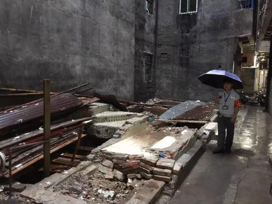 环卫垃圾倒路面积水