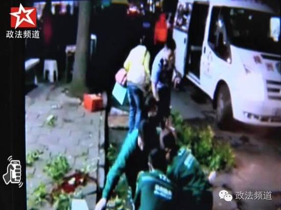 女子坠楼向丈夫喊我还没死快打120