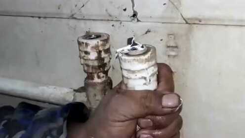 维修师傅用塑料瓶解决空调水管堵塞