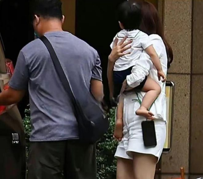 朱媛媛最后露面：被偶遇一家人逛街