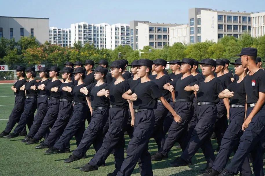 江苏警官学院拍毕业照 压迫感爆棚