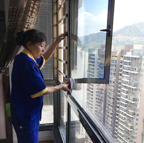 保洁大爷擦玻璃猝死