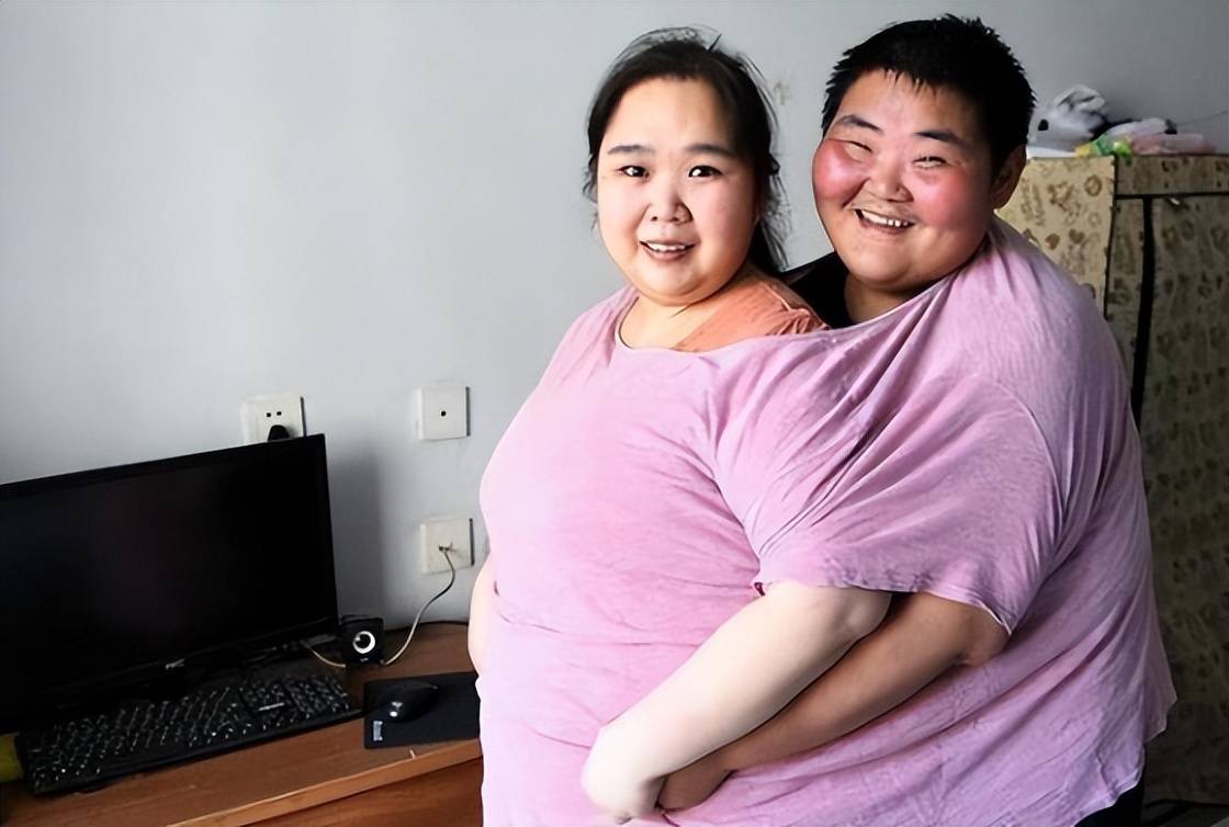 夫妻相爱7年 女方从168斤胖到350斤