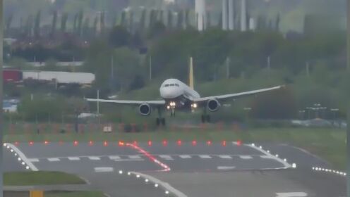 客机触地复飞再降落