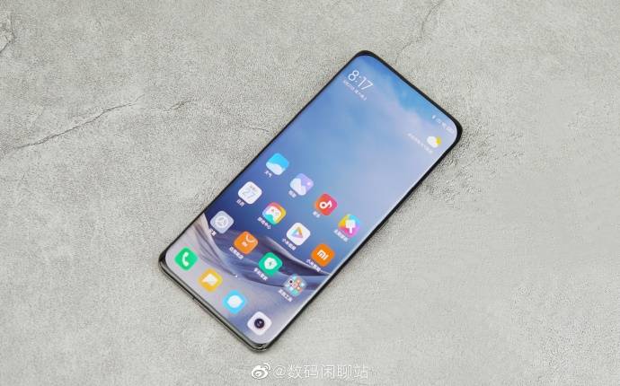 小米YU7量产天际屏