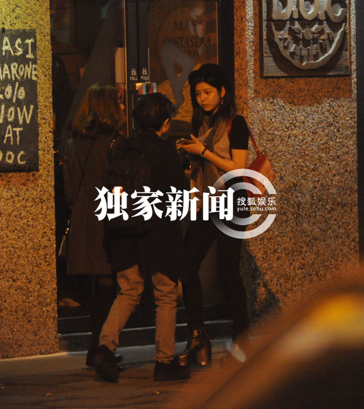 陈妍希一瘸一拐去酒吧与付辛博聚会