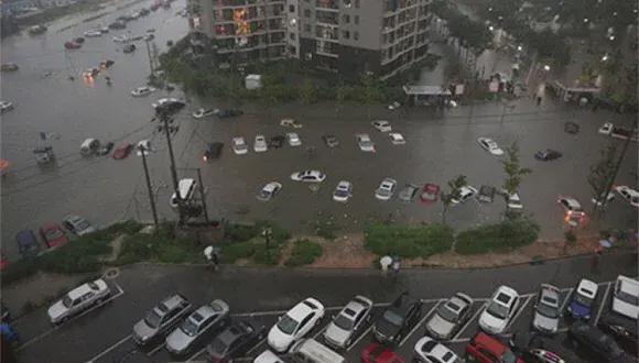 贵州暴雨淹没车辆 有商户损失数万元