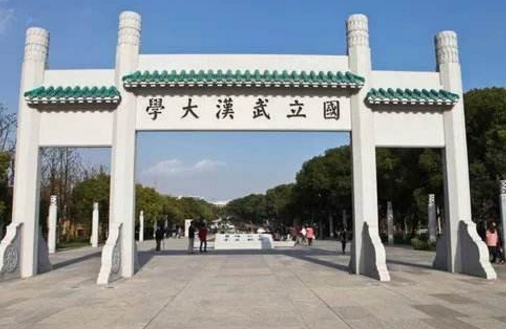 武大回应校门被淹一米深