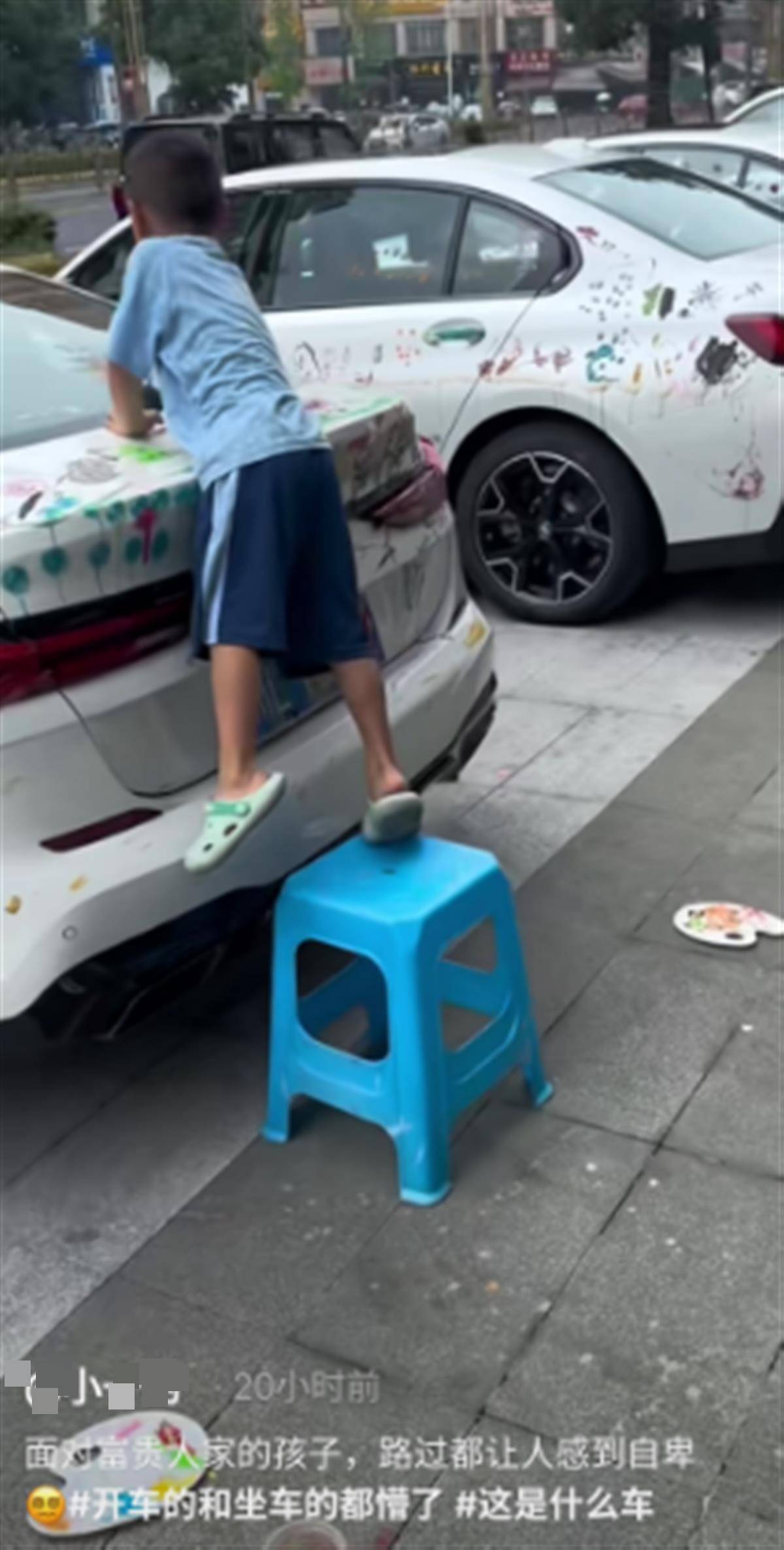 小孩用自喷漆将小区多辆车车牌喷黑
