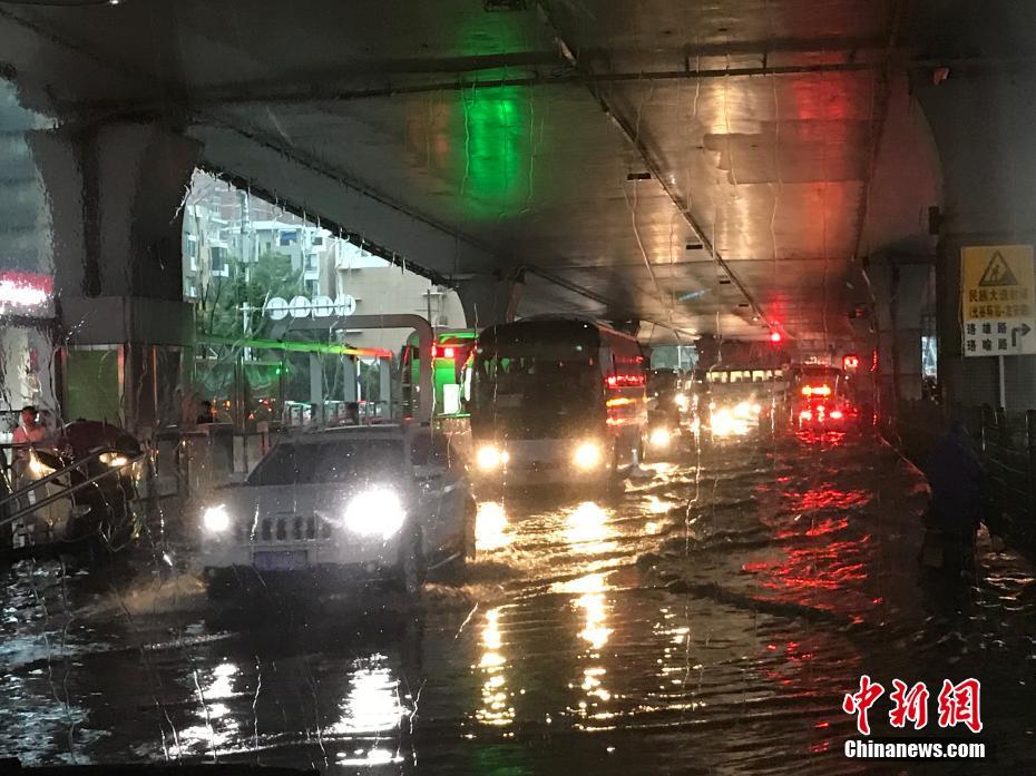 惊险！武汉暴雨路面被淹男子蹚水过街，这一幕让人揪心！