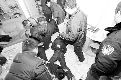 震惊！5人开假派出所抢劫失足妇女21万，警方紧急介入调查