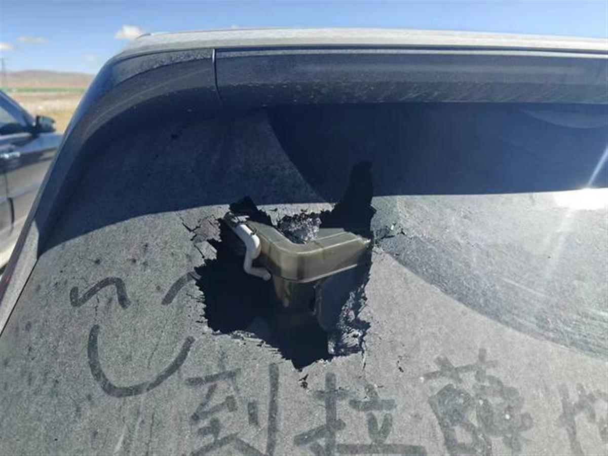 惊魂一刻！男子驾车遇天坑喷土，生死瞬间曝光！
