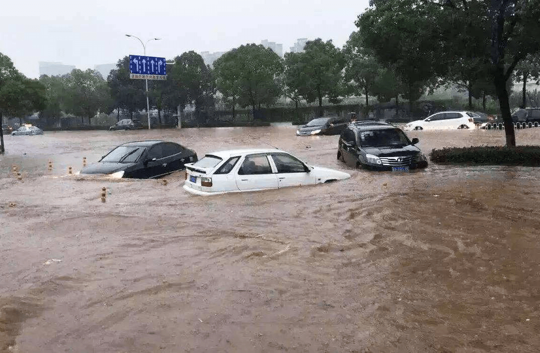 惊险！武汉暴雨街头有车“吃井盖”，市民直呼太危险！