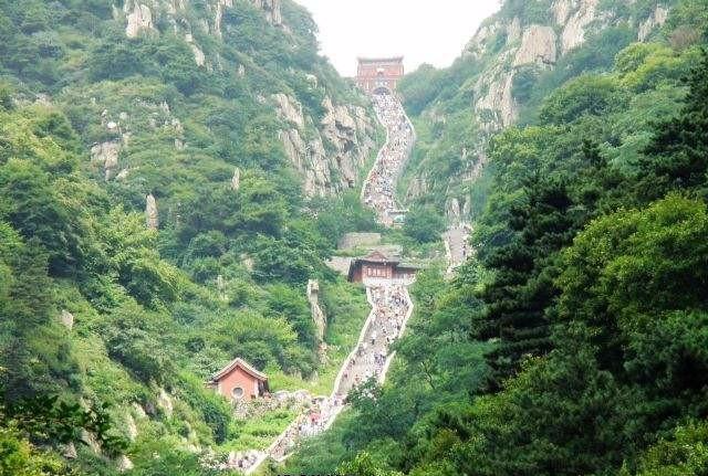 震惊！男子攀爬五岳独尊石引众怒，景区紧急回应！