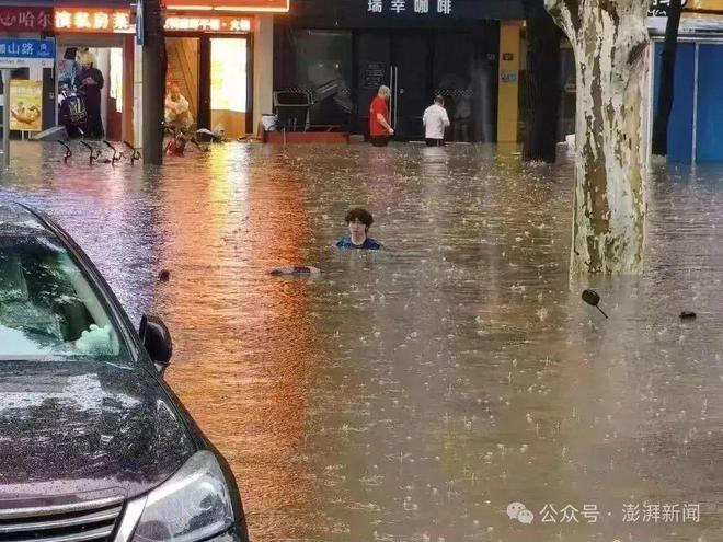 震惊！武汉暴雨武大校门口被淹，师生出行受阻！最新应对措施速看