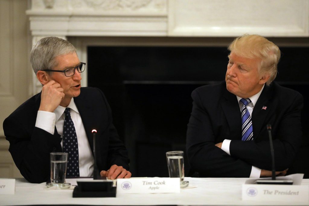 震惊！特朗普威胁对苹果征收25%关税，iPhone价格或将暴涨！