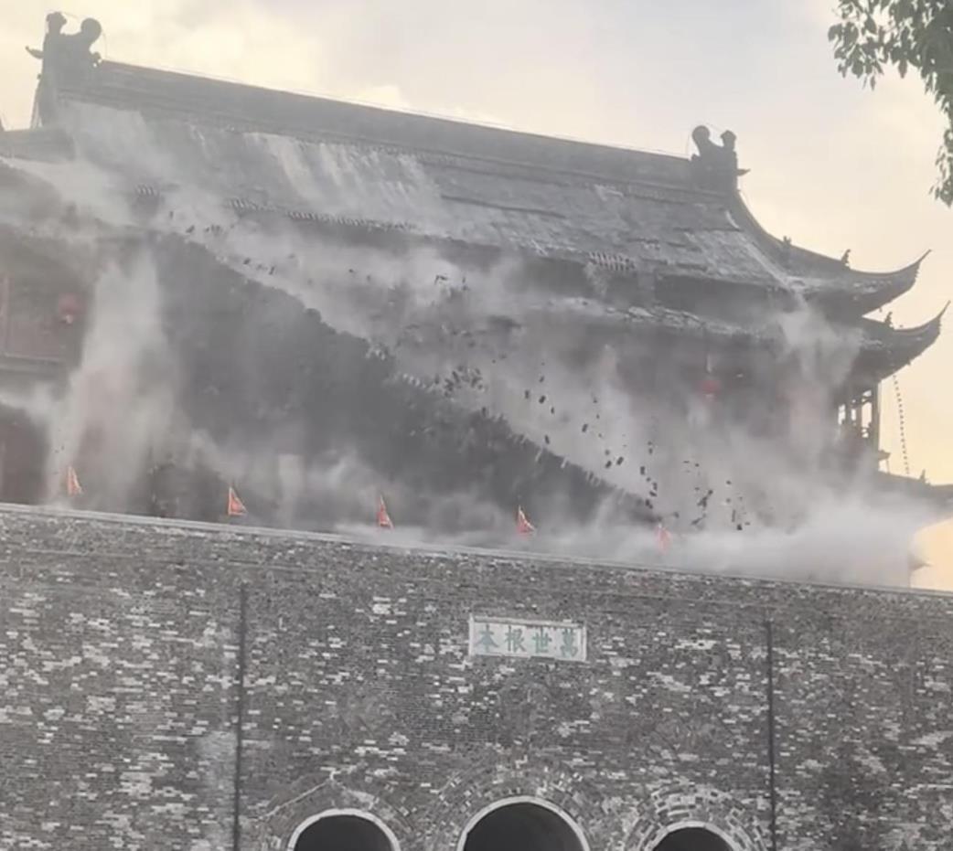 震惊！凤阳鼓楼瓦片脱落致副县长被停职，背后真相令人深思