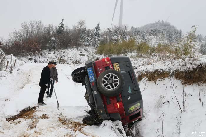 惊魂一刻！自驾穿越雪山时翻车，这些救命技巧你必须知道！