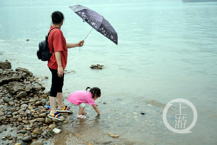 惊险！武汉暴雨家长划桨板接娃，这一幕让人揪心又暖心！