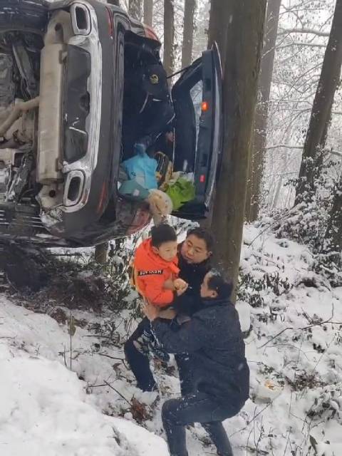 惊魂一刻！6名老人四川雪山自驾翻车1死1伤，老年自驾游安全引热议